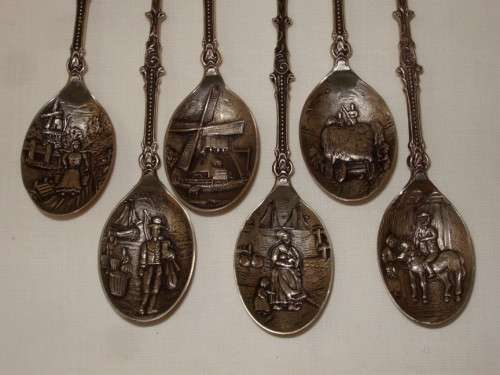 VINTAGE BOXED SET DUTCH SILVER-PLATED & DELFT SOUVENIR SPOONS