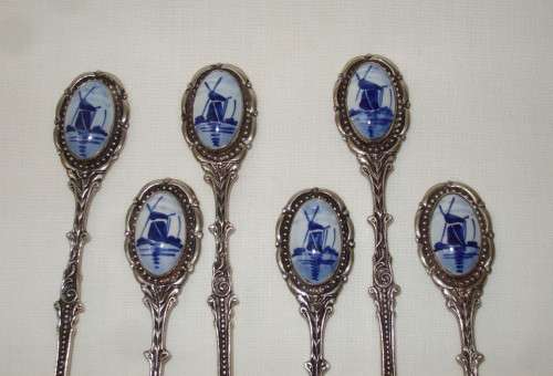 VINTAGE BOXED SET DUTCH SILVER-PLATED & DELFT SOUVENIR SPOONS