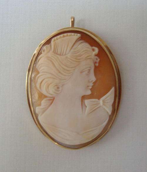 VINTAGE SHELL CAMEO BROOCH / PENDANT SET IN 9ct GOLD c1934-44