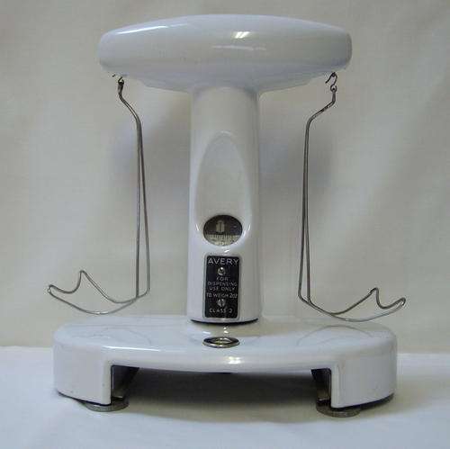 VINTAGE AVERY APOTHECARY SCALE