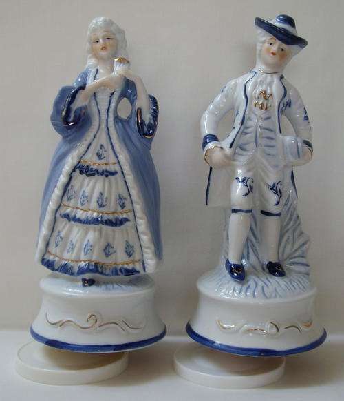 VINTAGE PAIR OF BLUE & WHITE PORCELAIN MUSICAL FIGURINES