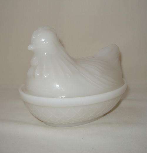 VINTAGE MILK GLASS CHICKEN TRINKET BOX