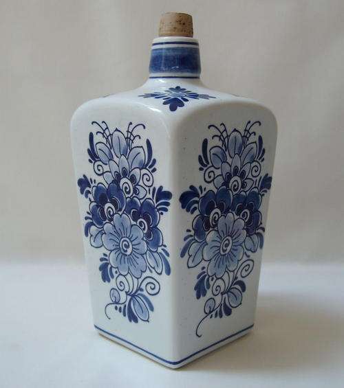 ROYAL DELFTS BLUE 'HET EILAND' GIN BOTTLE