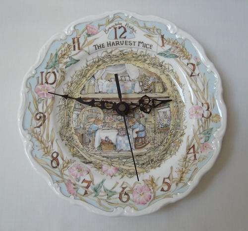 VINTAGE ROYAL DOULTON 'THE HARVEST MICE FROM BRAMBLY HEDGE' WALL CLOCK c1989