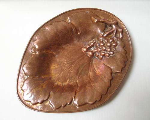 VINTAGE ARTS & CRAFTS-STYLE COPPER BUNCH OF GRAPES & VINE LEAF SHALLOW BOWL