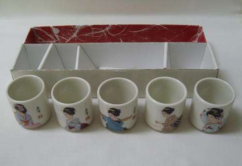 SET OF FIVE VINTAGE JAPANESE 'GEISHA' SAKE CUPS