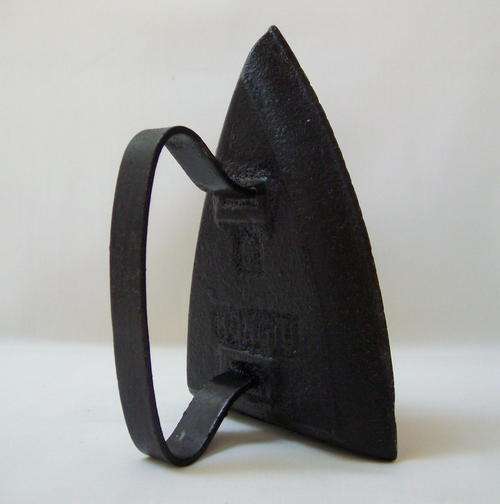 ANTIQUE-STYLE CAST IRON CLOTHES IRON