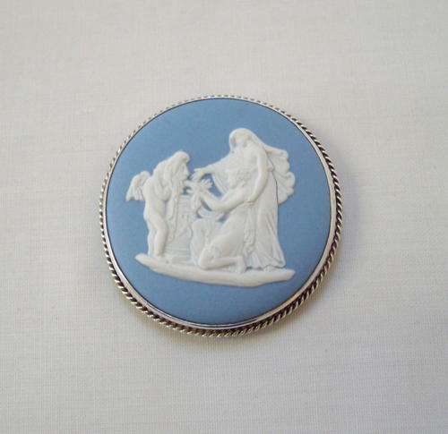 VINTAGE STERLING SILVER-MOUNTED WEDGWOOD JASPERWARE BROOCH c1950's