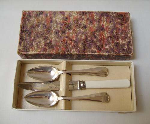 VINTAGE BOXED SET OF SIX JOHN ORR'S SILVER-PLATED GRAPE FRUIT SPOONS & ONE KNIFE