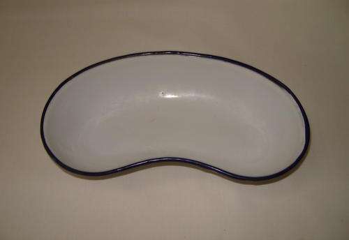 VINTAGE WHITE WITH BLUE RIM ENAMELWARE 20cm KIDNEY DISH