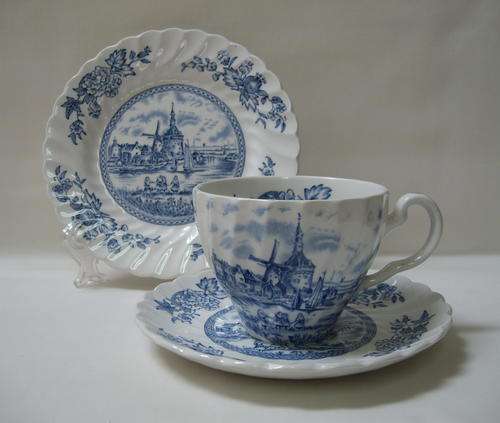 VINTAGE JOHNSON BROTHERS 'TULIP TIME' TEA TRIO c1962-1970