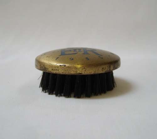 VINTAGE 'QUEEN ELIZABETH II CORONATION JUNE 2ND 1953' COMMEMORATIVE BRASS BRUSH