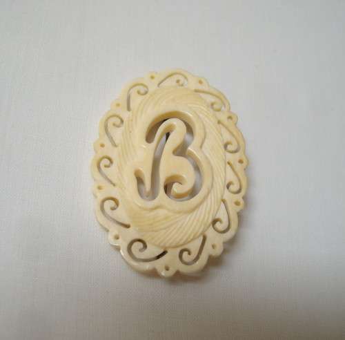 VINTAGE CARVED BONE LETTER 'B' COSTUME JEWELLERY BROOCH