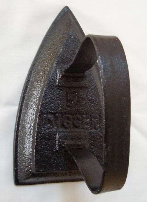 ANTIQUE STYLE CAST IRON CLOTHES IRON