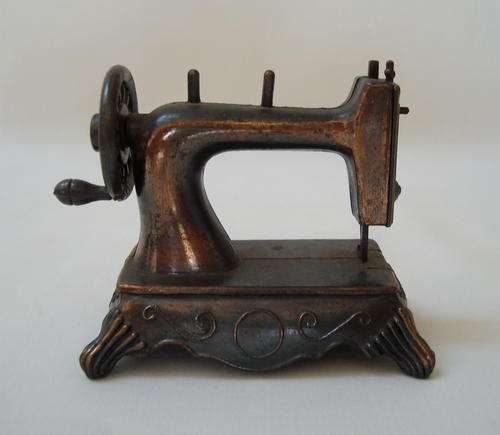 DURHAM INDUSTRIES DIECAST METAL MINIATURE SEWING MACHINE c1970's
