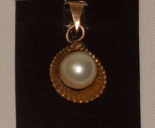 VINTAGE 9ct GOLD AND SEA PEARL PENDANT