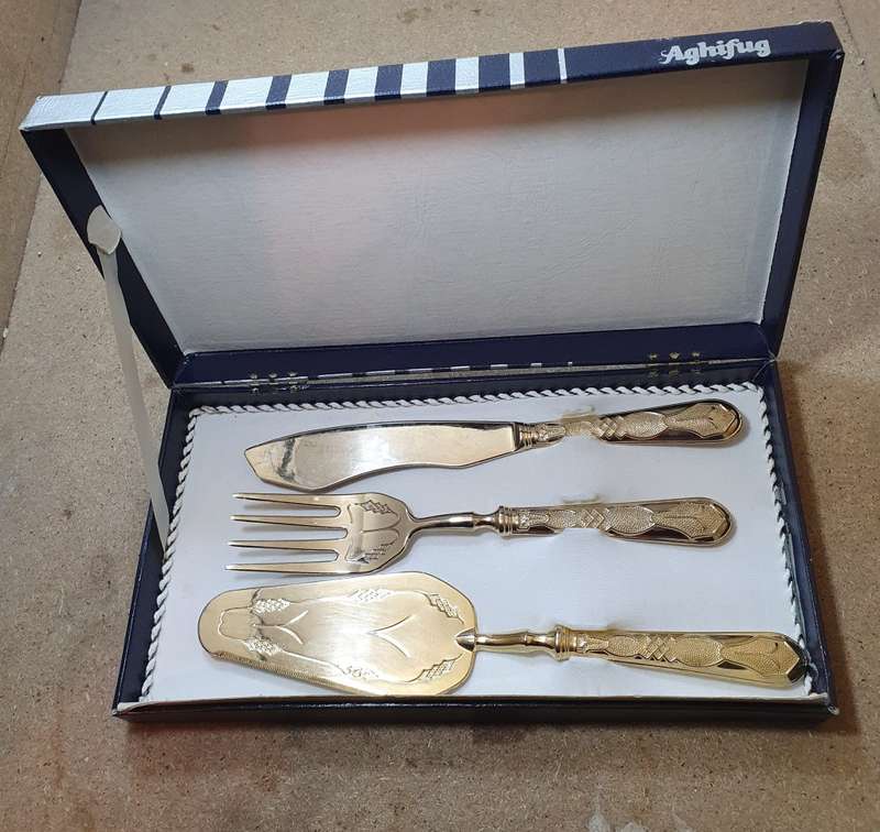 BRAND NEW AGHIFUG  ITALY VINTAGE CAKE SERVING SET.