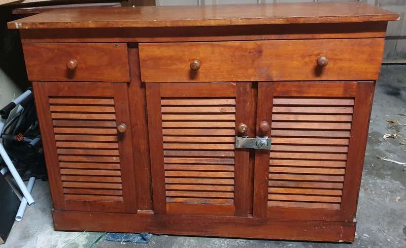 VINTAGE BAUMBRITTER BY ETHAN ALLEN 3 DOOR MAPLE WOOD CABINET.