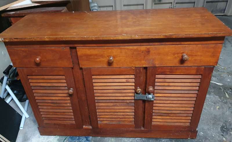 VINTAGE BAUMBRITTER BY ETHAN ALLEN 3 DOOR MAPLE WOOD CABINET.