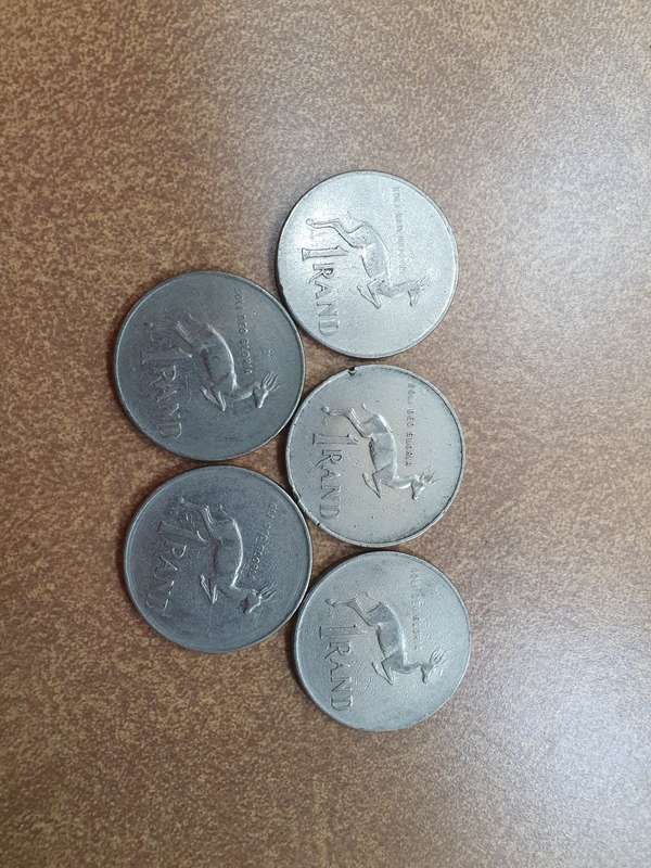 5 x OLD SOUTH AFRICAN R1 COINS.