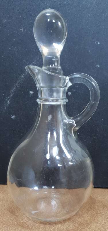 BEAUTIFUL VINTAGE GLASS CRUET WITH STOPPER.
