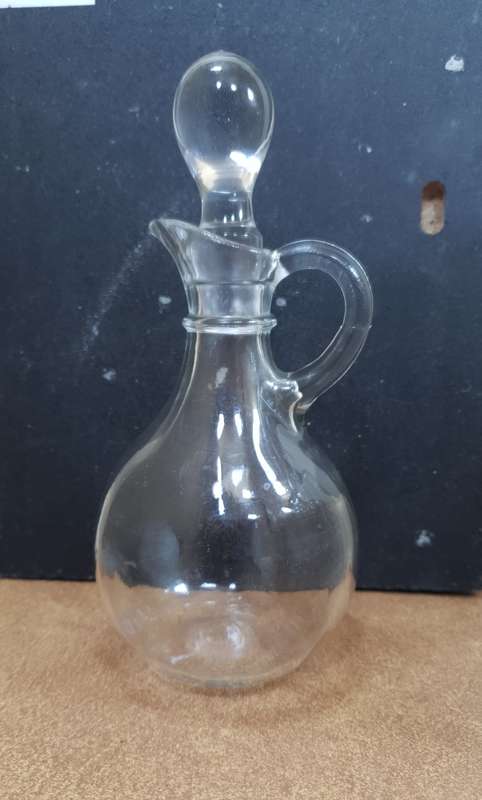 BEAUTIFUL VINTAGE GLASS CRUET WITH STOPPER.