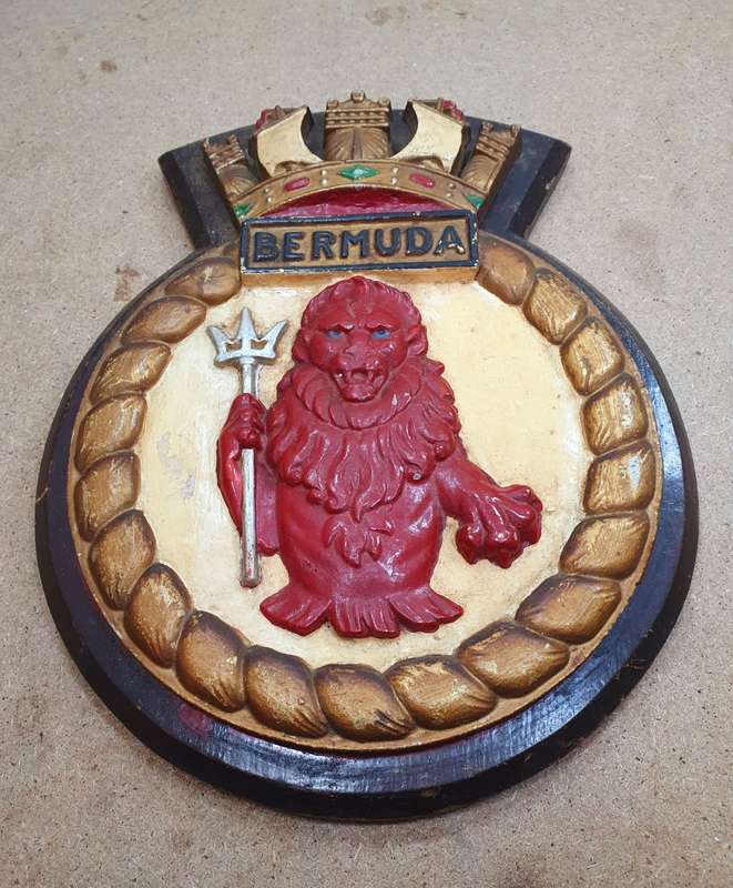 RARE 1941 ROYAL NAVY LIGHT CRUISER HMS BERMUDA SHIPS CAST METAL CREST.