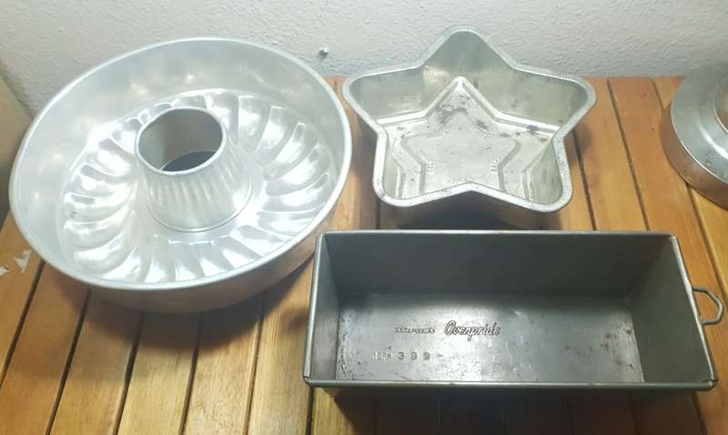 3 X SECONDHAND BAKING ACCESSORIES- CAKE MOULDS, BAKING TRAY ETC.