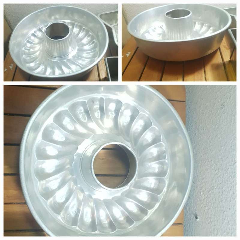 3 X SECONDHAND BAKING ACCESSORIES- CAKE MOULDS, BAKING TRAY ETC.
