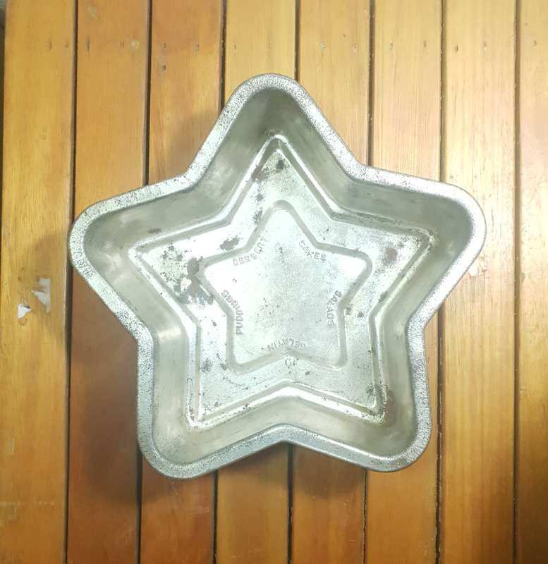 3 X SECONDHAND BAKING ACCESSORIES- CAKE MOULDS, BAKING TRAY ETC.