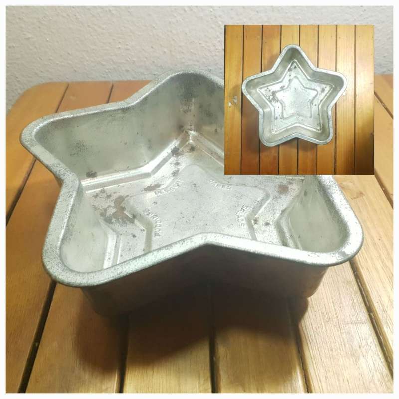 3 X SECONDHAND BAKING ACCESSORIES- CAKE MOULDS, BAKING TRAY ETC.
