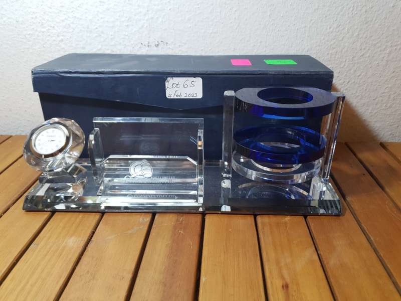 BRAND NEW MODERN CRYSTAL PEN STAND WITH CLOCK .
