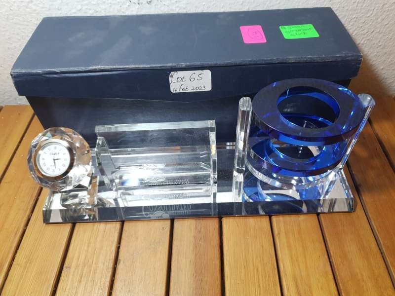 BRAND NEW MODERN CRYSTAL PEN STAND WITH CLOCK .