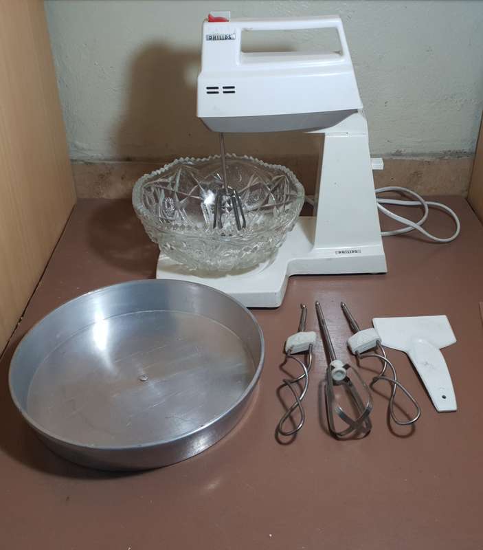 VINTAGE PHILIPS HR1907 MODEL 4 SPEED HEAVY DUTY KITCHEN MIXER / BLENDER WITH ACCESSORIES