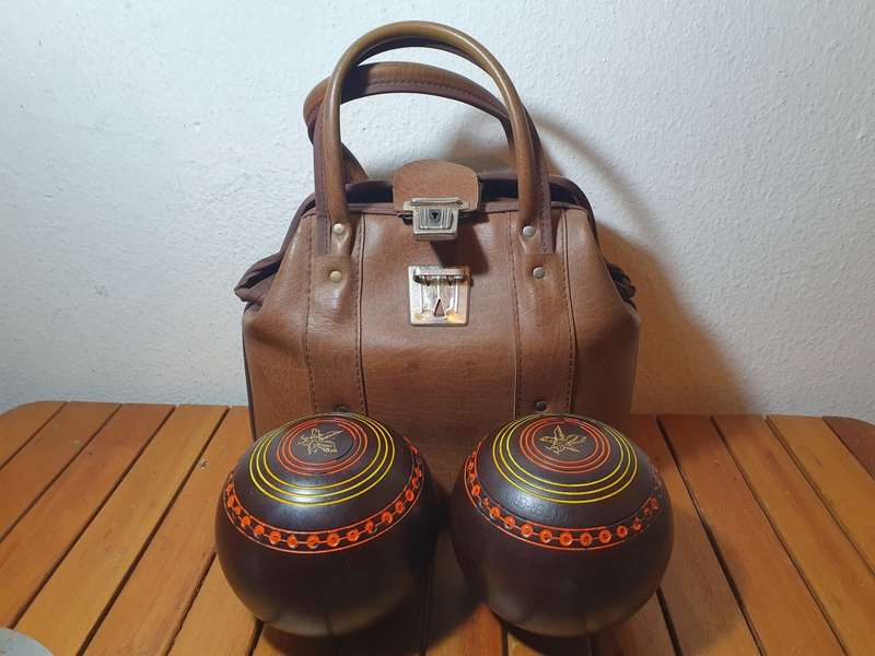 PAIR OF VINTAGE OFFICIAL SABA CHAMPIONSHIP BOWLING BOWLS BY HANSELITE WITH LEATHER LIKE CARRY CASE.