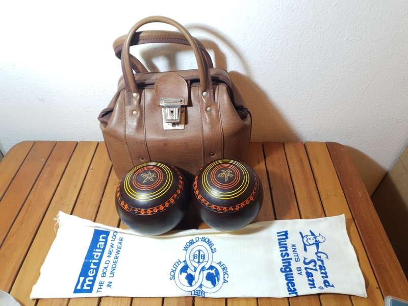 PAIR OF VINTAGE OFFICIAL SABA CHAMPIONSHIP BOWLING BOWLS BY HANSELITE WITH LEATHER LIKE CARRY CASE.
