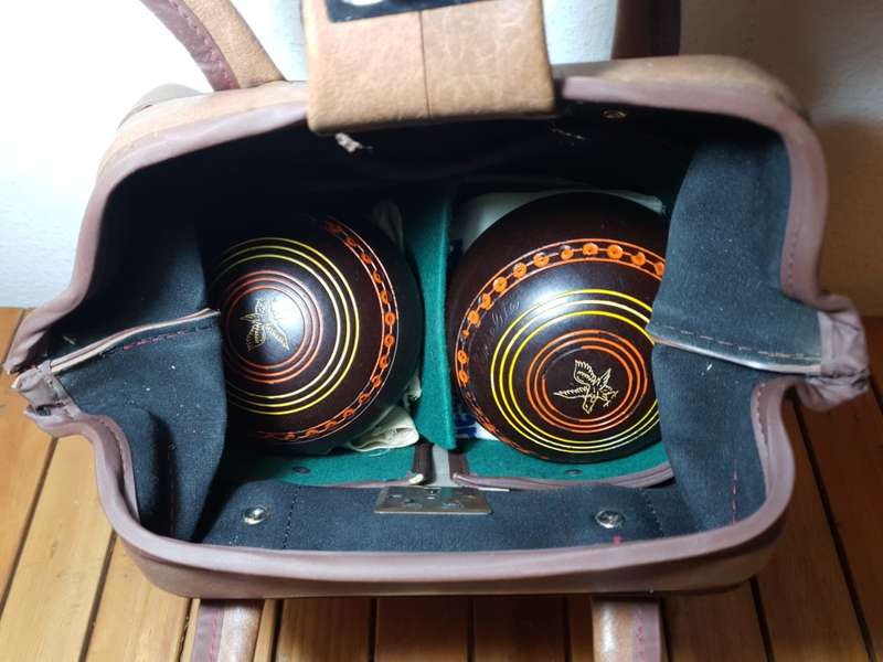 PAIR OF VINTAGE OFFICIAL SABA CHAMPIONSHIP BOWLING BOWLS BY HANSELITE WITH LEATHER LIKE CARRY CASE.