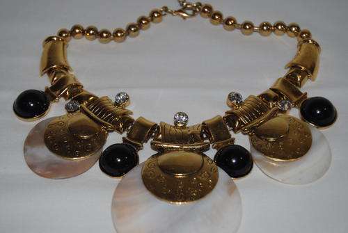 Stunning gold necklace with crystal