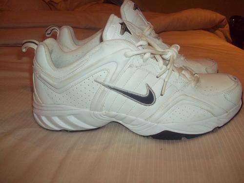 BRAND NEW PAIR OF NIKE SHOES SIZE 10.5UK