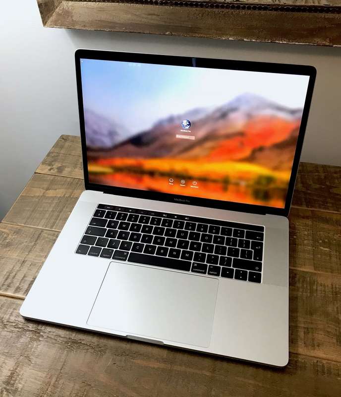 Apple MacBook Pro 15" Touch Bar Silver/2.6GHz/16GB/Radeon450/256GB