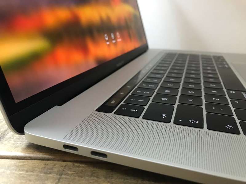 Apple MacBook Pro 15" Touch Bar Silver/2.6GHz/16GB/Radeon450/256GB