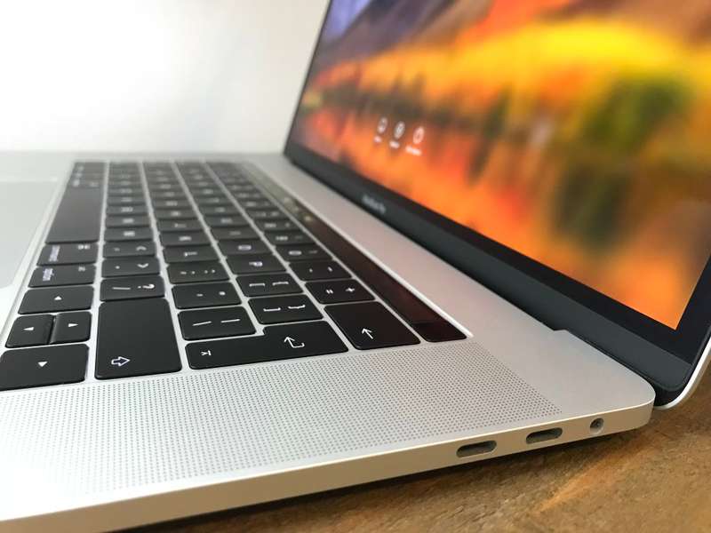 Apple MacBook Pro 15" Touch Bar Silver/2.6GHz/16GB/Radeon450/256GB