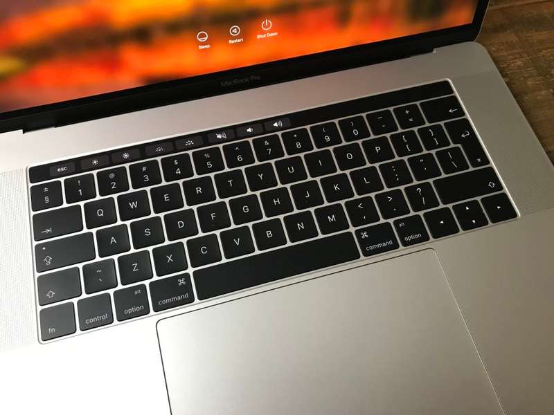 Apple MacBook Pro 15" Touch Bar Silver/2.6GHz/16GB/Radeon450/256GB