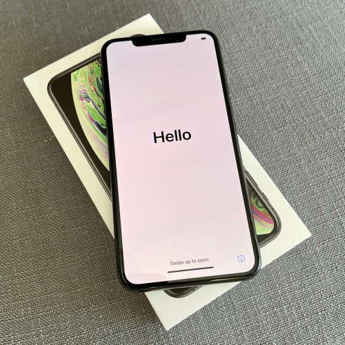 Apple iPhone Xs Max / Space Gray / 256GB + UAG Cover