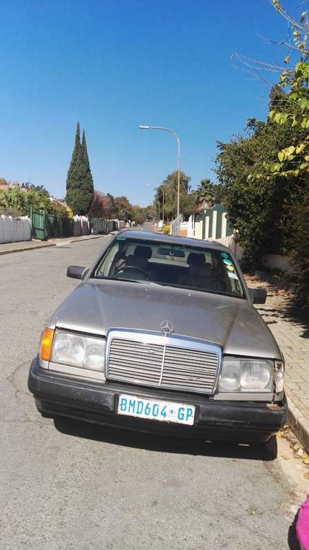 Mercedez Benz 260E Auto Petrol 1988
