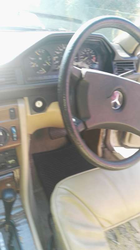 Mercedez Benz 260E Auto Petrol 1988