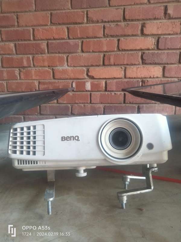 Business Class BenQ MX525 DLP PROJECTOR with 1700 hours of lamp life. Unbeatable picture quality