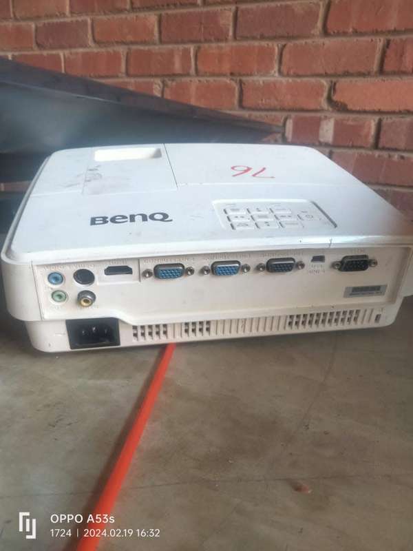 Business Class BenQ MX525 DLP PROJECTOR with 1700 hours of lamp life. Unbeatable picture quality