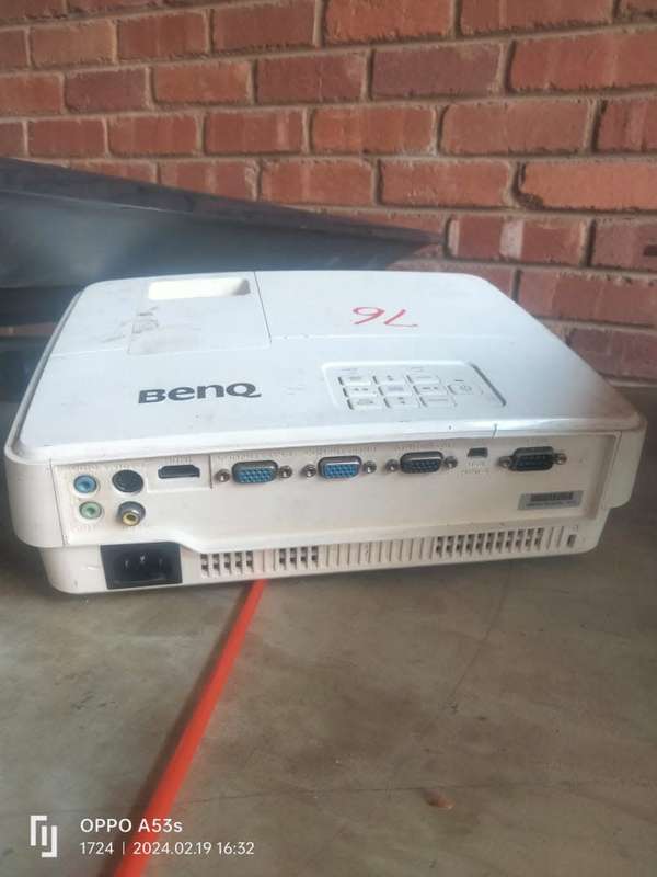 Business Class BenQ MX525 DLP PROJECTOR with 1700 hours of lamp life. Unbeatable picture quality