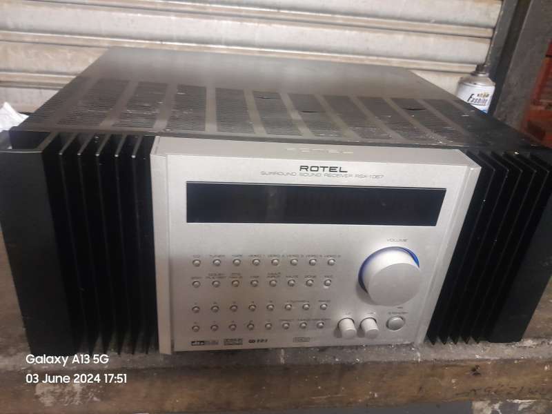 ROTEL RSX-1067  WITH 7.1 CHANNELS SURROUND SOUND RECEIVER